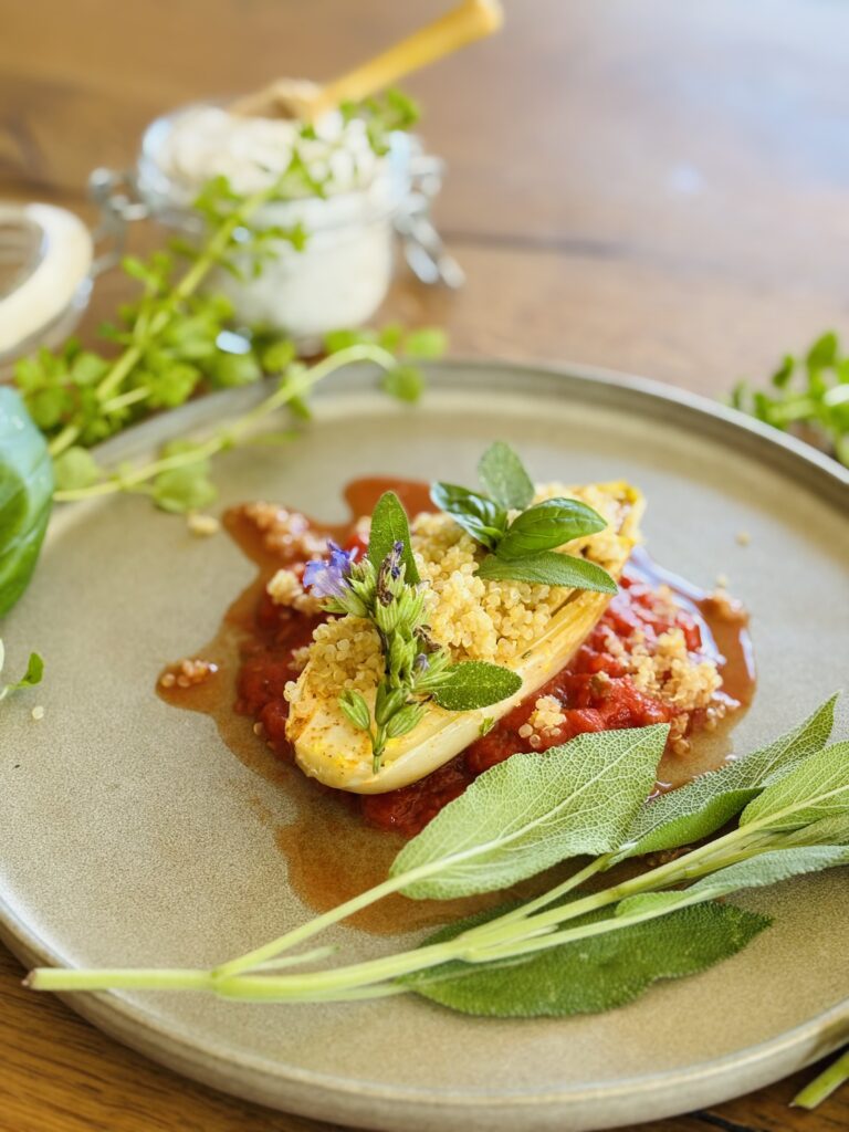 Das zubereitete Gericht schön angerichtet auf einem Teller.