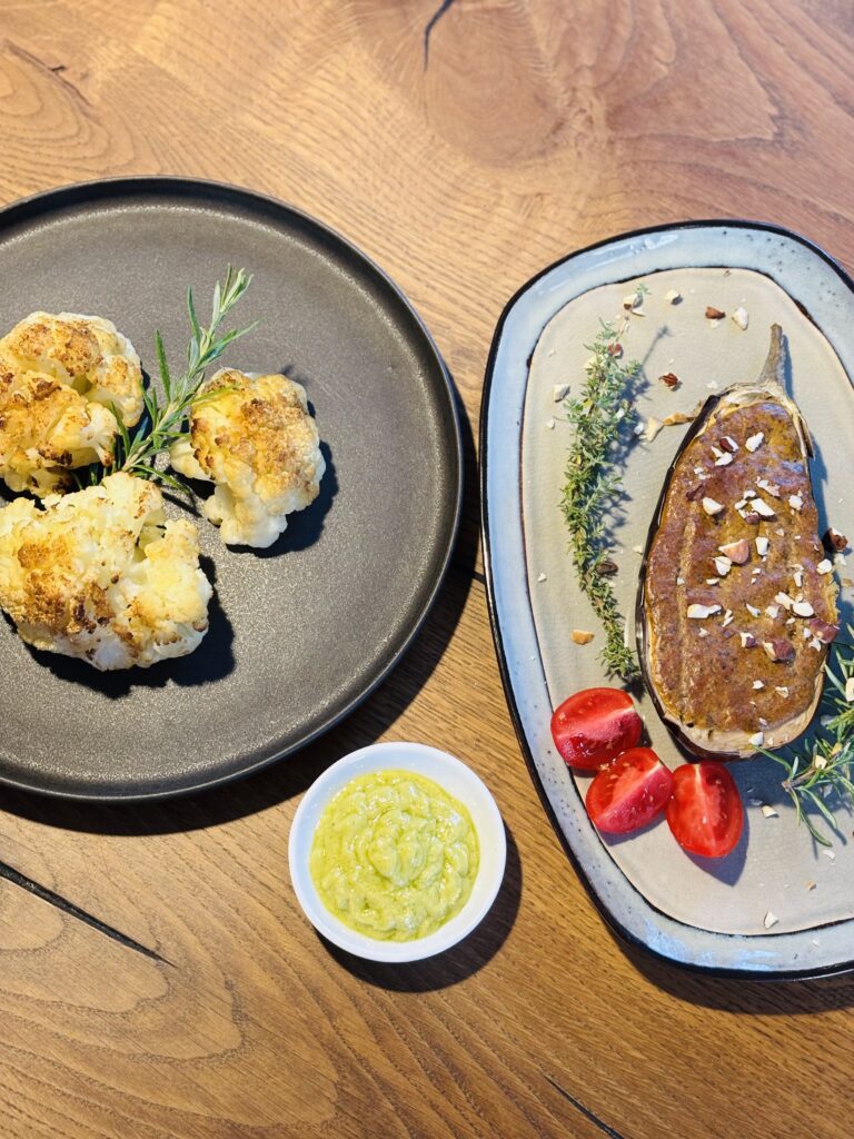 Das zubereitete Gericht schön angerichtet auf einem Teller.