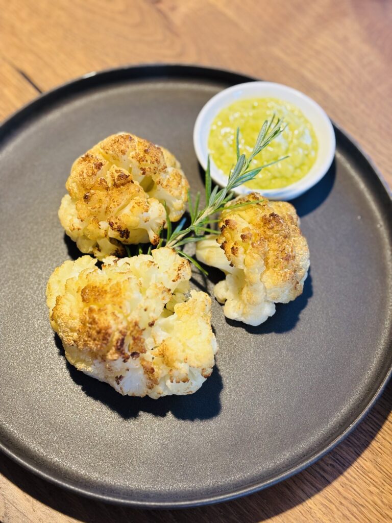 Das zubereitete Gericht schön angerichtet auf einem Teller.