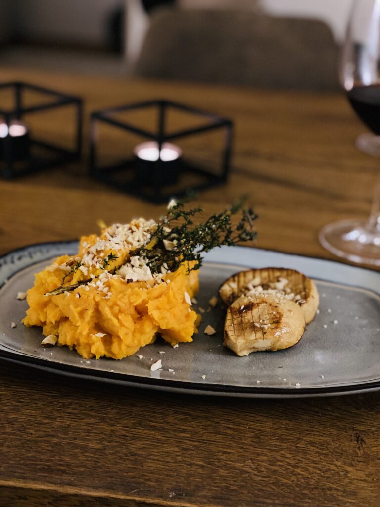 Das zubereitete Gericht schön angerichtet auf einem Teller.